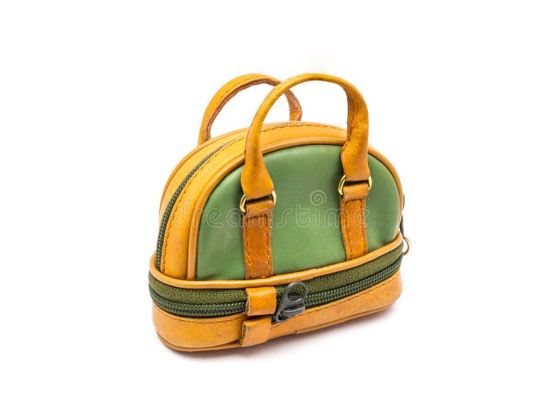 Piccolo verde e borsa di stile di bowling di Brown su fondo bianco isolato immagini stock libere da diritti Piccolo verde e borsa di stile di bowling di Brown su fondo bianco isolato immagini stock libere da diritti
