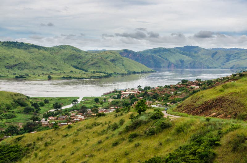 Piccolo villaggio in colline verdi al fiume Congo, Repubblica Democratica del Congo, Africa