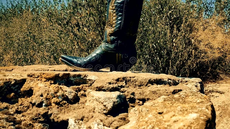 Picioare de femeie pe fundalul naturii de vară cizme tradiționale americane de cowboy stock video footage