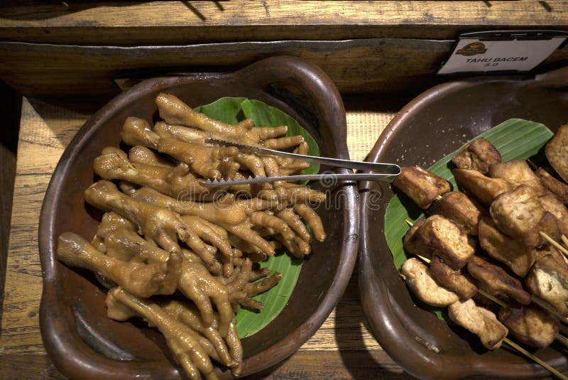 Picioare de pui prăjite și tofu rămân pe Angkringan delicioase mâncare stradală în Yogyakarta Indonezia stock image