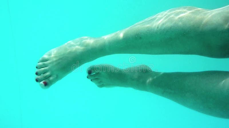 Picioare femele jucând sub apă stock footage