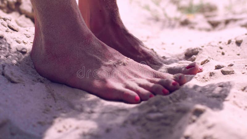 Picioare femele pe nisip stock video footage