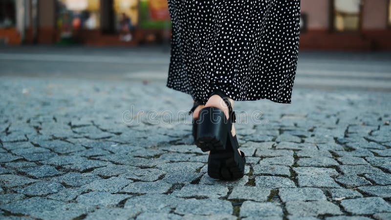 Picioarele Femeilor Care Merg În Partea Istorică A Orașului European stock footage