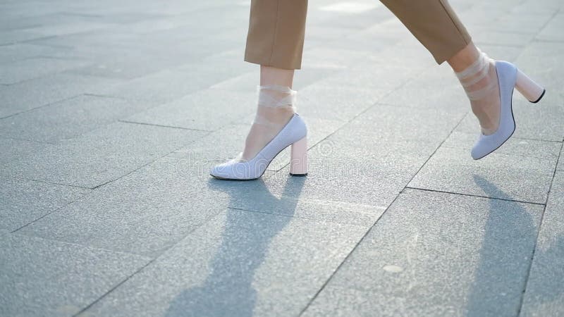 Picioarele merg picioarele femele pantofi albi ciorapi din nailon stock video