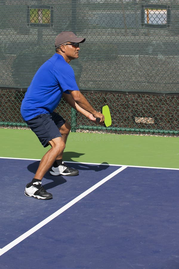 Pickleballactie - Mens die in Blauw de Nevenactiviteit bewaken tijdens een Gelijke royalty-vrije stock foto's Pickleballactie - Mens die in Blauw de Nevenactiviteit bewaken tijdens een Gelijke royalty-vrije stock foto's