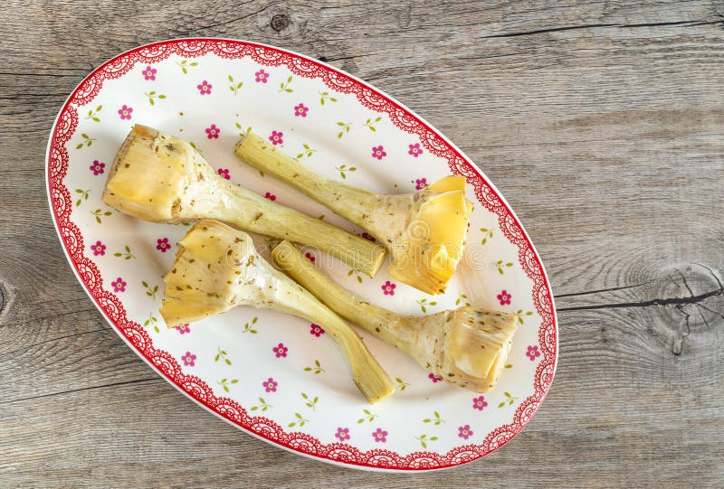 Pickled artichoke alla romana i plåten, traditionell italian apetizer royaltyfri bild Pickled artichoke alla romana i plåten, traditionell italian apetizer royaltyfri bild