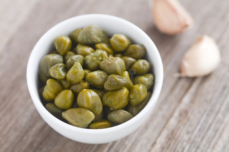 Pickled Capers in Small Bowl royalty free stock photos