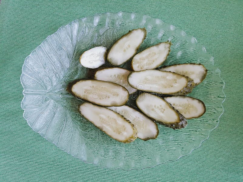 Pickled cortó los pepinos en plato inusual fotografía de archivo libre de regalías Pickled cortó los pepinos en plato inusual fotografía de archivo libre de regalías