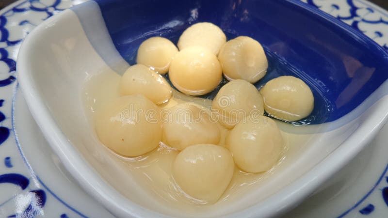 Pickled elephant garlic in honey royalty free stock photography Pickled elephant garlic in honey royalty free stock photography