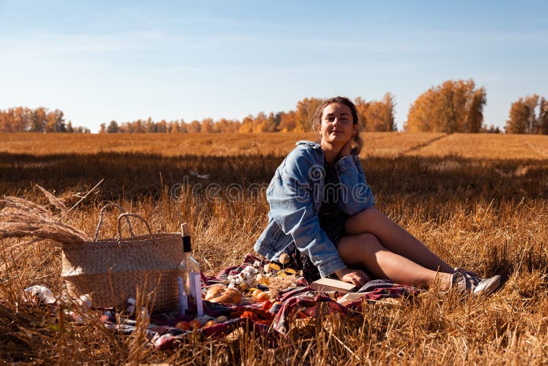 Picknick i den nya luften royaltyfria foton Picknick i den nya luften royaltyfria foton
