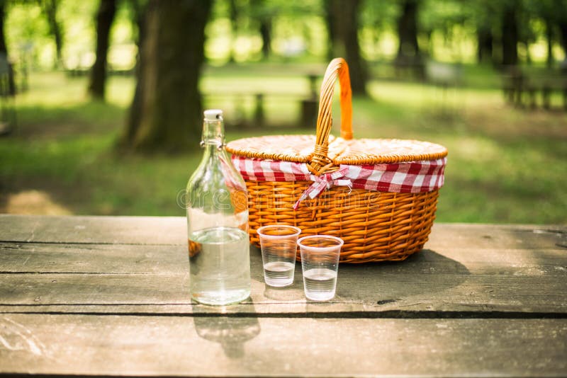 Picknick-Korb auf einer Tabelle im Wald stockfotos Picknick-Korb auf einer Tabelle im Wald stockfotos