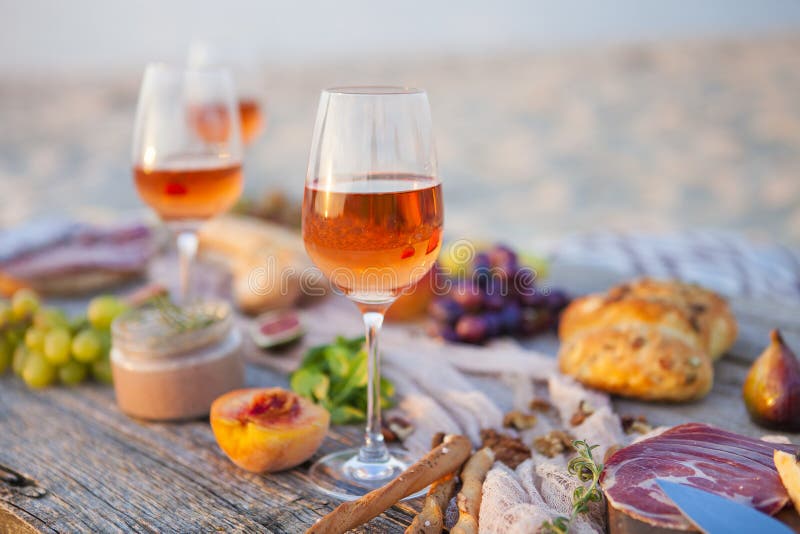 Picknick op het strand bij zonsondergang in conc bohostijl, voedsel en drank stock foto's Picknick op het strand bij zonsondergang in conc bohostijl, voedsel en drank stock foto's