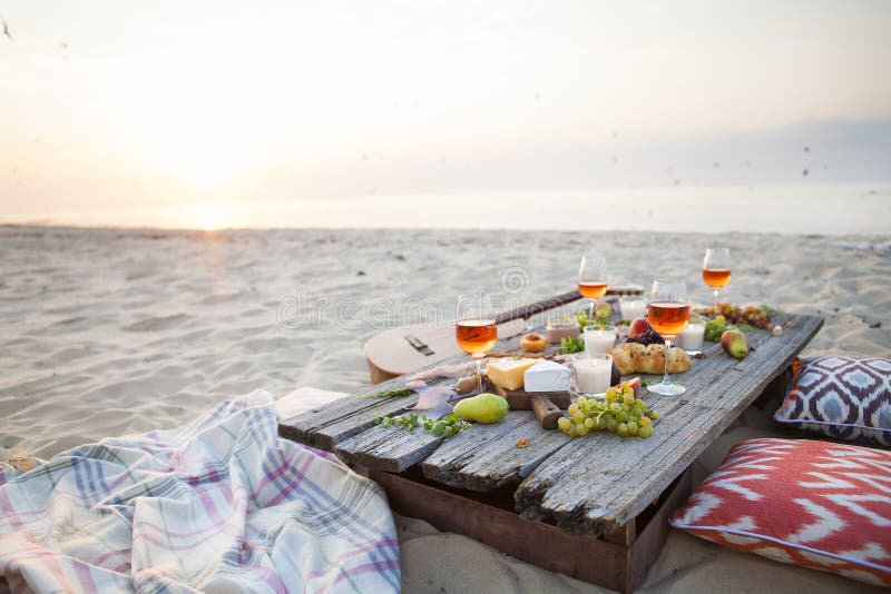 Vervullen Overdreven crisis Picknick Op Het Strand Bij Zonsondergang in Conc Bohostijl, Voedsel En  Drank Stock Foto - Image of maaltijd, overzees: 86652446