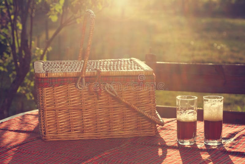 Picknickkorb auf dem Tisch stockbild Picknickkorb auf dem Tisch stockbild