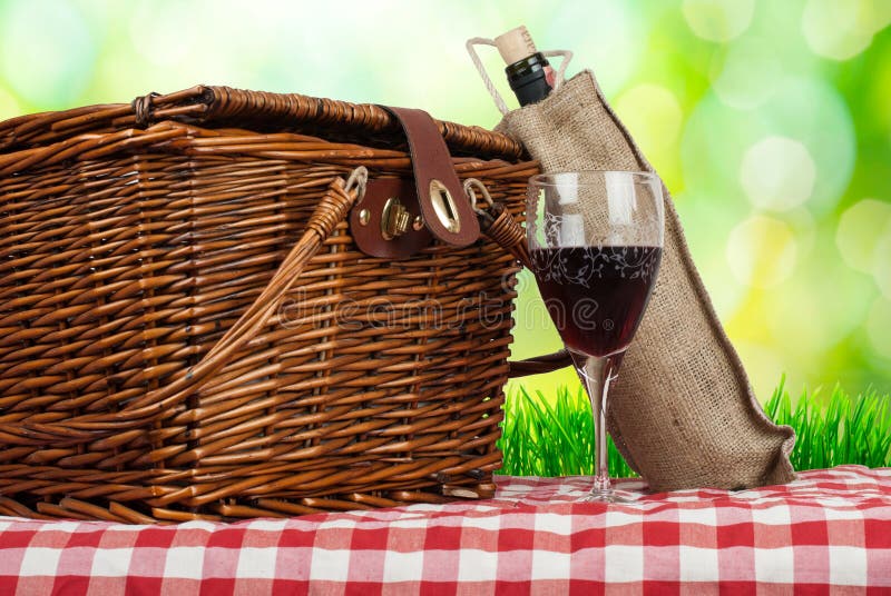 Picknickkorb auf dem Tisch mit Glas des Weins und der Flasche stockfoto Picknickkorb auf dem Tisch mit Glas des Weins und der Flasche stockfoto