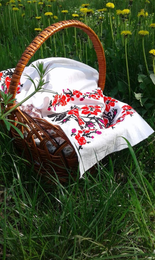 Picknickmand De mand van Pasen Geborduurd canvas Gele paardebloemen op groen gras royalty-vrije stock foto Picknickmand De mand van Pasen Geborduurd canvas Gele paardebloemen op groen gras royalty-vrije stock foto