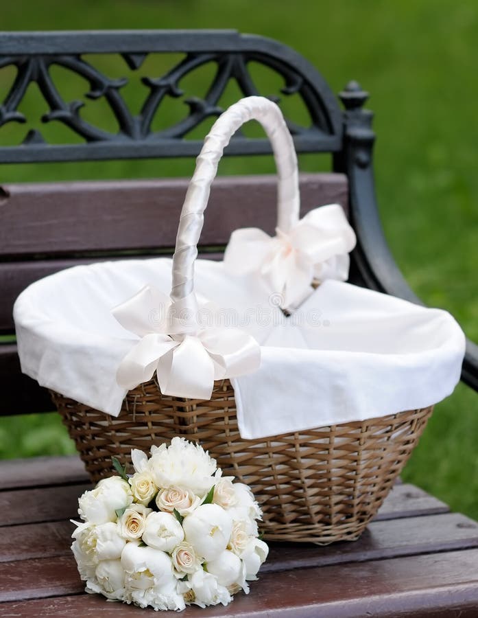 Picnic basket and bouquet stock photo. Image of dating 31722924
