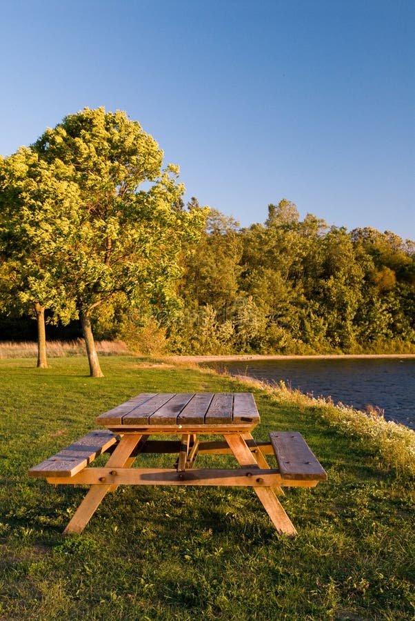 picnic λιμνών φυσικός πίνακας στοκ εικόνες με δικαίωμα ελεύθερης χρήσης picnic λιμνών φυσικός πίνακας στοκ εικόνες με δικαίωμα ελεύθερης χρήσης