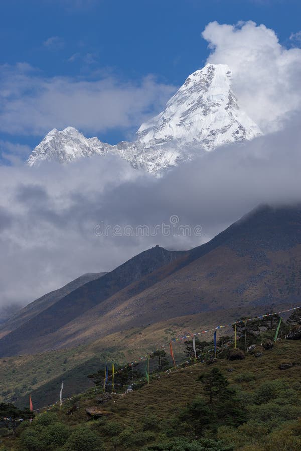 Pico de montaña de Ama Dablam del pueblo de Tengboche imagen de archivo Pico de montaña de Ama Dablam del pueblo de Tengboche imagen de archivo