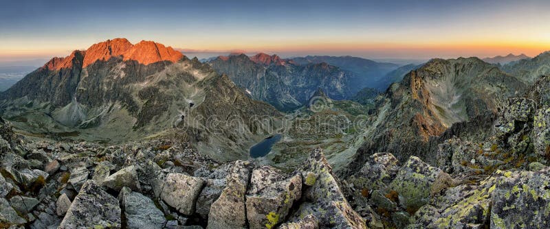 Pico de Tatras - de Gerlach en la salida del sol, panoramas de la montaña imagen de archivo libre de regalías Pico de Tatras - de Gerlach en la salida del sol, panoramas de la montaña imagen de archivo libre de regalías