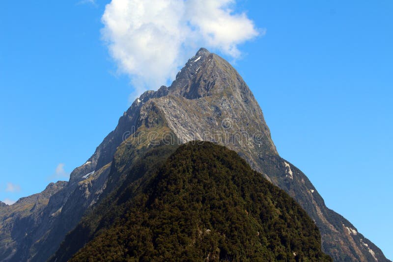 Pico del inglete, Milford Sound, Nueva Zelanda foto de archivo libre de regalías Pico del inglete, Milford Sound, Nueva Zelanda foto de archivo libre de regalías