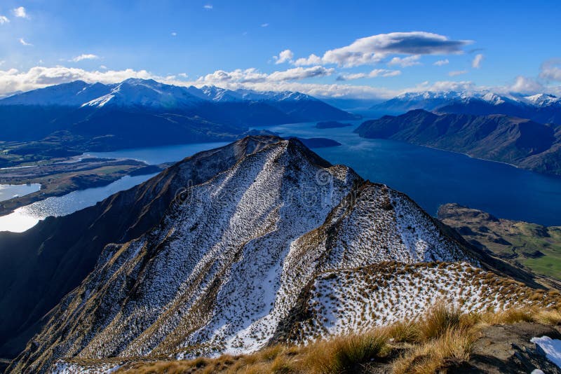 Pico do ` s de Roy coberto com a neve no inverno, Wanaka, Nova Zelândia imagem de stock Pico do ` s de Roy coberto com a neve no inverno, Wanaka, Nova Zelândia imagem de stock