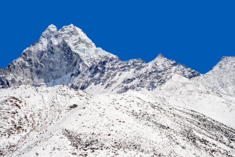 Pico nevado sobre o céu azul foto de stock Pico nevado sobre o céu azul foto de stock