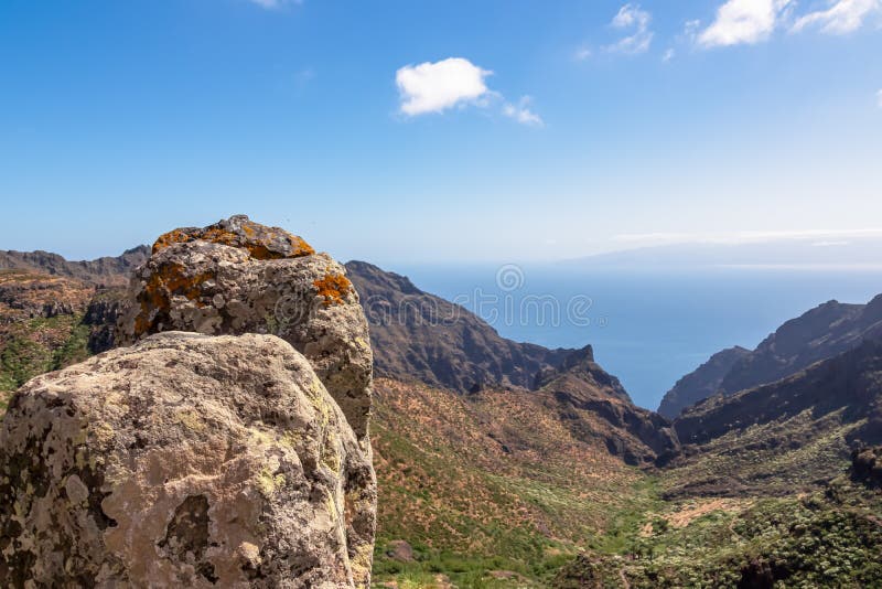 Pico verde aerial panoramées syn på teno-bergsmassivet nära masca-tenerife. Orangefärgad lichen på rock royaltyfria bilder
