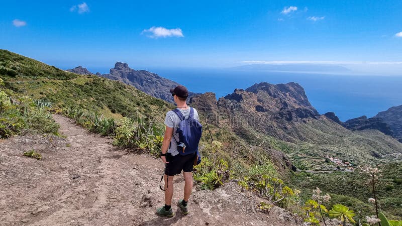 Pico verde backvy på människan på den sceniska vandringsspåret nära masca i teno bergsbergens tenerife. fotografering för bildbyråer