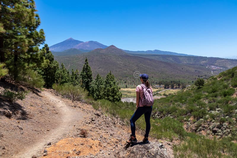 Pico verde-kvinna med ryggsäck på vandring från santiago del teide till masca teno bergartenerife. arkivbild