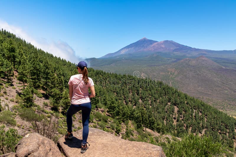 Pico verde-kvinna med scenvy på vulcano pico del teide omgiven av kanariska pinjeträdsskogens teno-bergtenerife arkivfoton