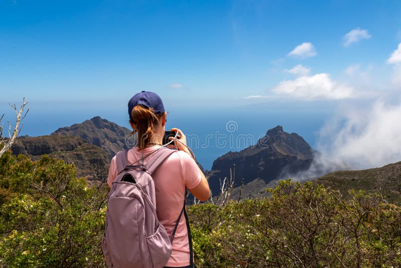 Pico verde-kvinna som tar bilder av skarp bergartbildning de la fortaleza tenerife-ryggmärg royaltyfri bild