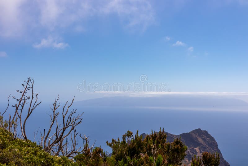 Pico verde panoramic view on la gomera ö och atlantic Sea from teno bergsrange tenerife spain. arkivfoto