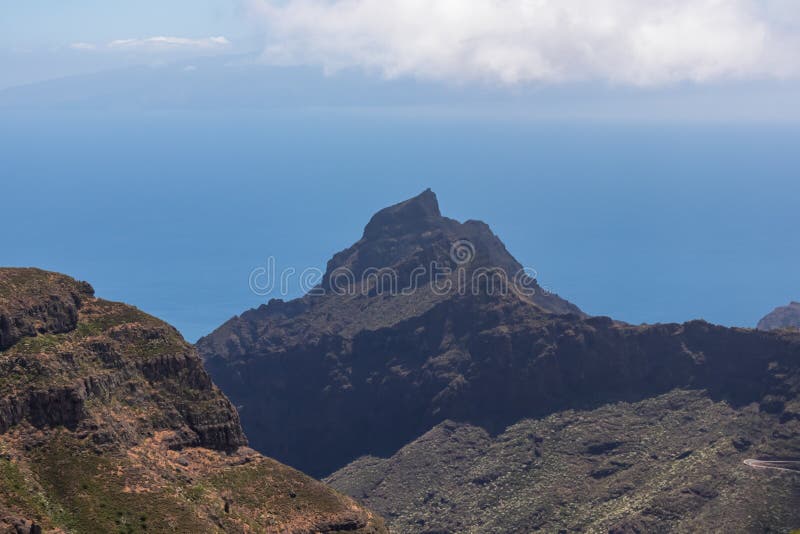 Pico verde panoramic view on sharrock de la fortaleza and pico yeje in teno bergmassif tenerife royaltyfri foto