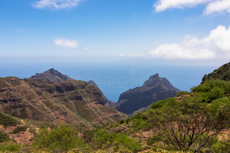 Pico verde panoramic view on sharrock de la fortaleza and pico yeje in teno bergmassif tenerife arkivfoton