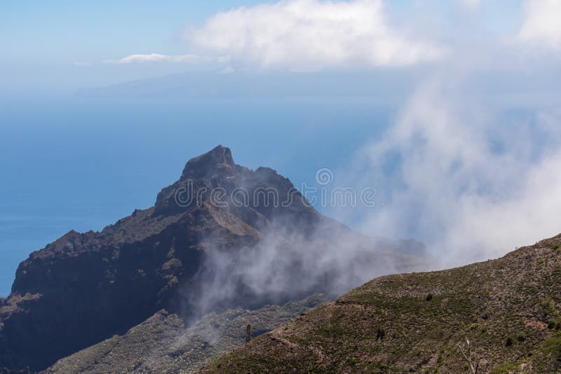 Pico verde panoramic view on sharrock de la fortaleza and pico yeje in teno bergmassif tenerife royaltyfria foton
