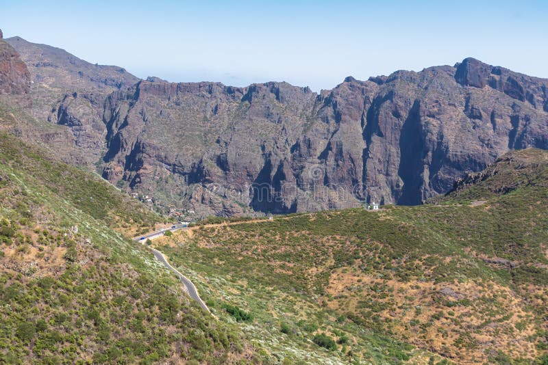 Pico verde panoramic view on short clovy bergsväg till avlägsna byn masca teno bergmassif tenerife royaltyfri bild