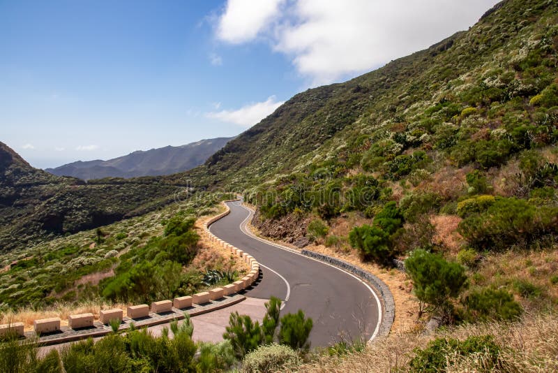 Pico verde panoramic view on short clovy bergsväg till avlägsna byn masca teno bergmassif tenerife royaltyfria bilder