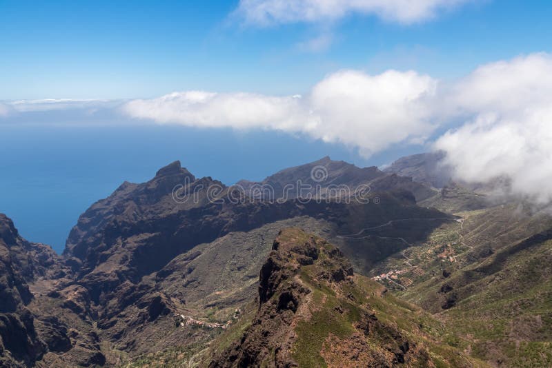 Pico verde panoramic view on teno Mounf sett från toppmötet pico verde tenerife canary Islands spain. royaltyfria foton