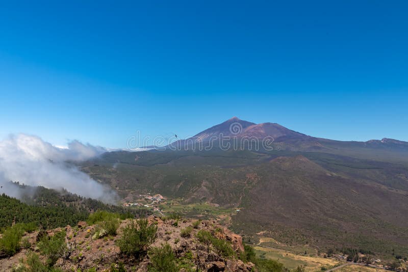 Pico verde panoramic view on volcano pico del teide sedd från pico verde teno bergsrange tenerife spain. royaltyfri fotografi