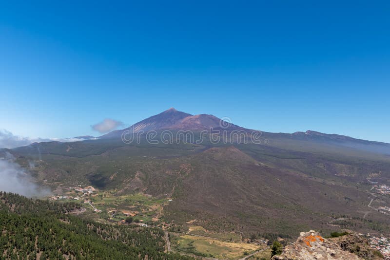 Pico verde panoramic view on volcano pico del teide sedd från pico verde teno bergsrange tenerife spain. arkivbild