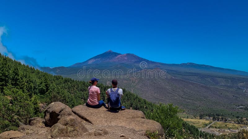 Pico verde-par med scenvy på vulcano pico del teide omgiven av kanariska pinjeträdsskogens teno-bergtenerife royaltyfria bilder