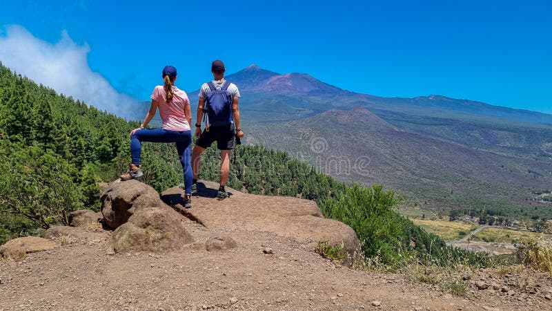 Pico verde-par med scenvy på vulcano pico del teide omgiven av kanariska pinjeträdsskogens teno-bergtenerife royaltyfria foton