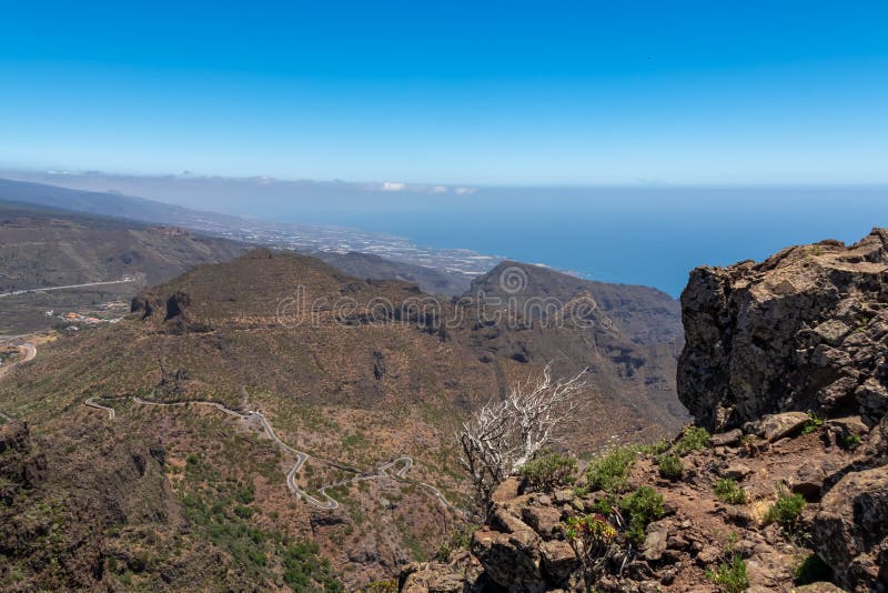 Pico verde scenvy på bergsvägen som leder till masca-byn i teno-bergmassivens tenerife arkivbilder