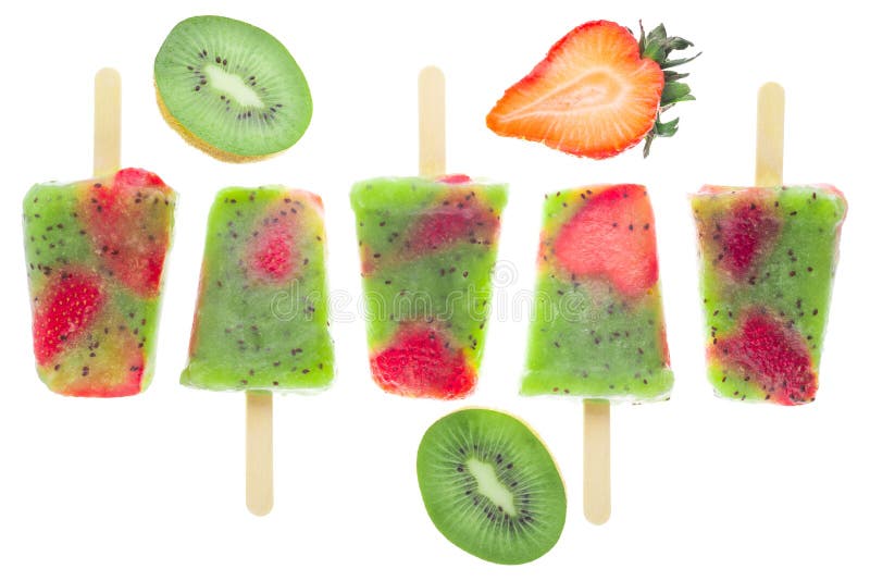 picolés de gelo caseiro com kiwi decorado e morango isolado em fundo branco, conceituando crianças saudáveis comendo foto de stock picolés de gelo caseiro com kiwi decorado e morango isolado em fundo branco, conceituando crianças saudáveis comendo foto de stock