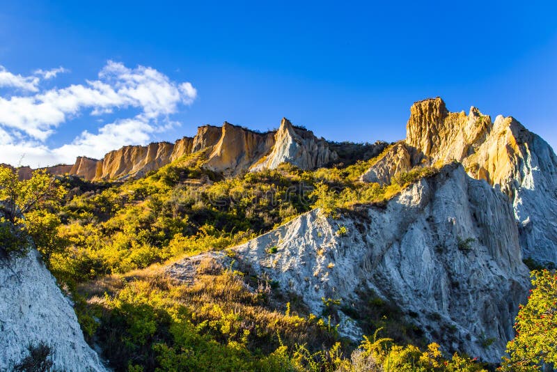 Picos agudos en la puesta del sol fotografía de archivo libre de regalías Picos agudos en la puesta del sol fotografía de archivo libre de regalías