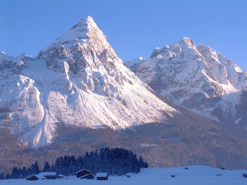 Download Picos de montanha nevado imagem de stock. Imagem de alpes - 55053