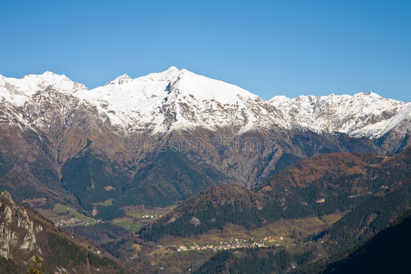 Download Picos nevados imagen de archivo. Imagen de eterno, italiano - 7150163