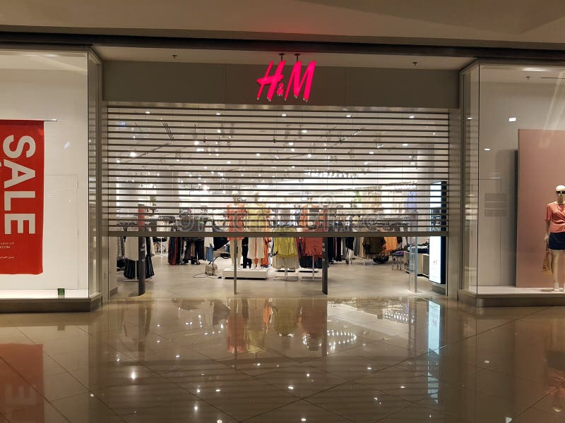 Hm uae. H&M В Дубае. Ист поинт h and m. HM вертикальная картинка. HM Грузия.