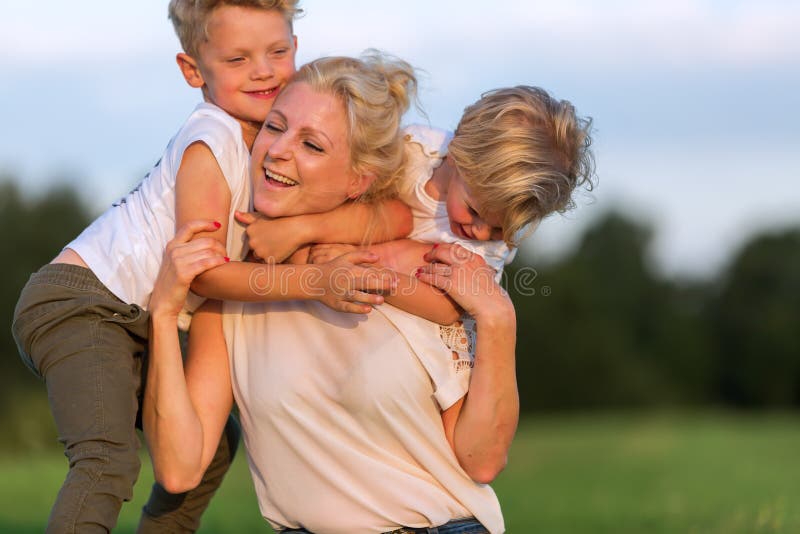 Мамаша прыгает. Драка мальчиков на траве. Celebrating mother's Day on the grass.